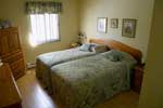 Une grande chambre avec fenêtre