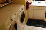 Une salle de bain propre avec espace laveuse-sécheuse