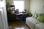 Une chambre chaleureuse et bien éclairée